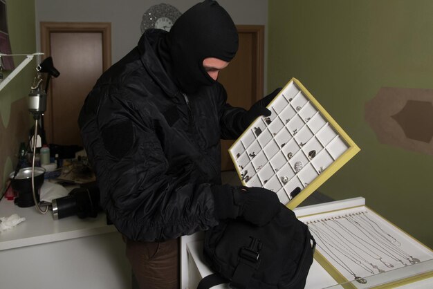 Man met masker beroofde een juwelier