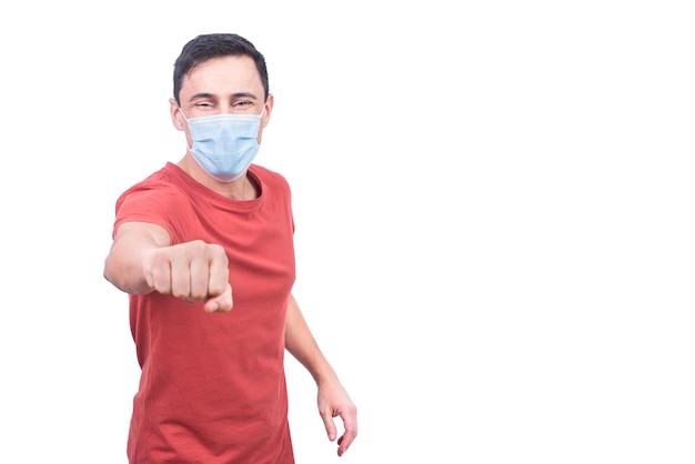 Man met medisch masker doet vuistbult