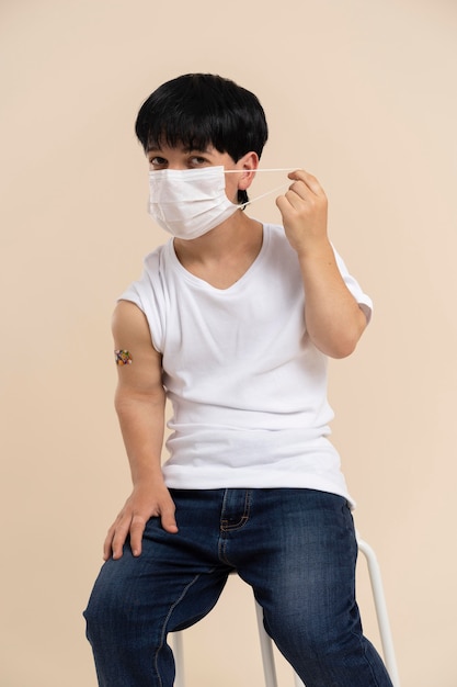 Foto man met medisch masker met arm met sticker na vaccin