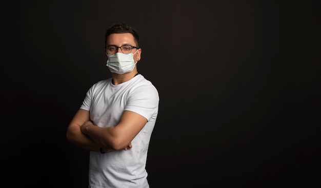 man met medisch masker