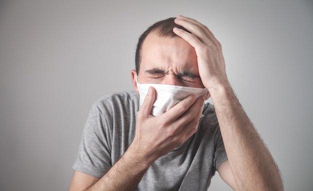 Man met medische gezichtsmasker.