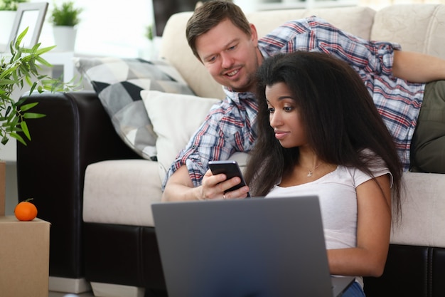 Man met meisje uitwisseling informatie gevonden netwerk