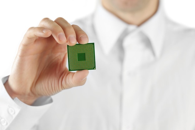 Man met microprocessor in zijn hand op witte achtergrond