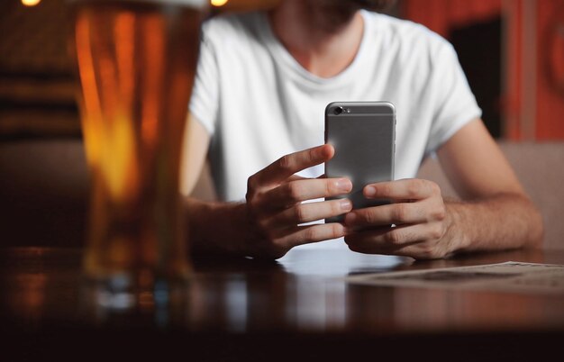 Man met mobiele telefoon in café