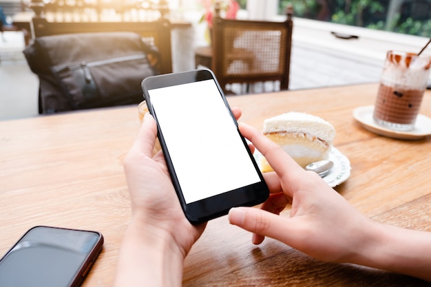 man met mobiele telefoon met leeg zwart scherm in café