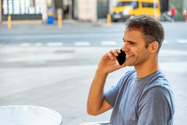 Foto man met mobiele telefoon op straat