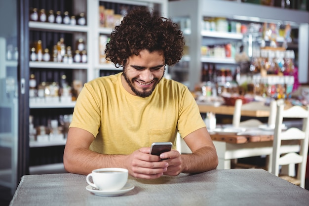 Man met mobiele telefoon