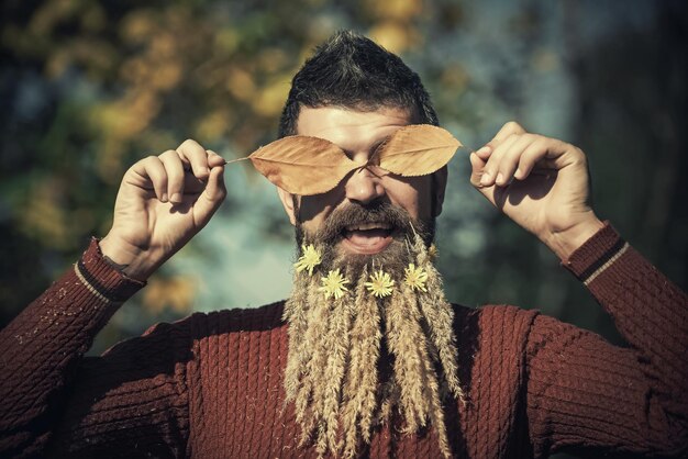 Foto man met natuurlijke spikelet baard zonnige herfst.