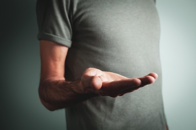 Foto man met open handpalmen bij elkaar