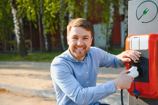 Man met oplaadkabel voor elektrische auto