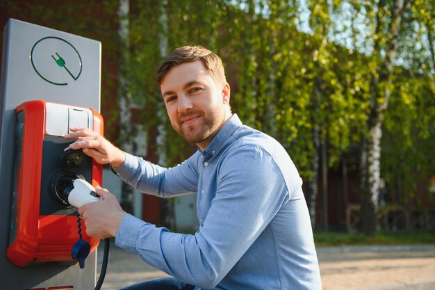 Man met oplaadkabel voor elektrische auto