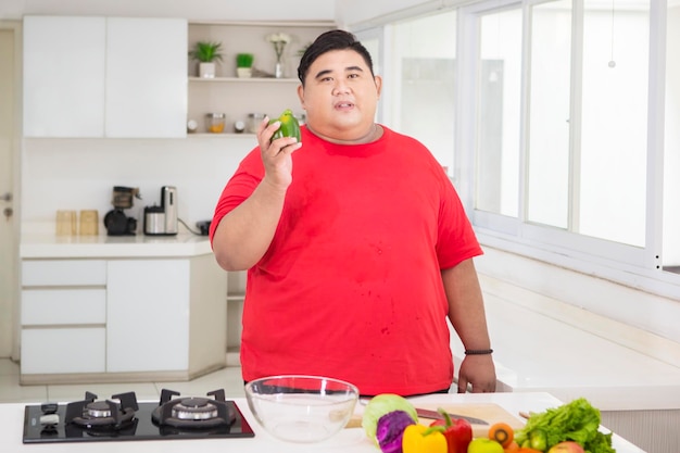Man met overgewicht bereidt zich voor op het maken van een smakelijke salade