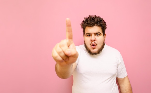 Man met overgewicht wijst met zijn vinger naar de camera