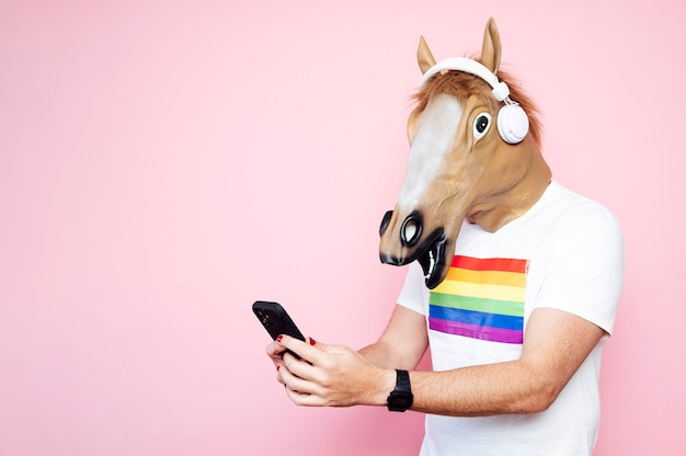 Man met paardenmasker en smartphone