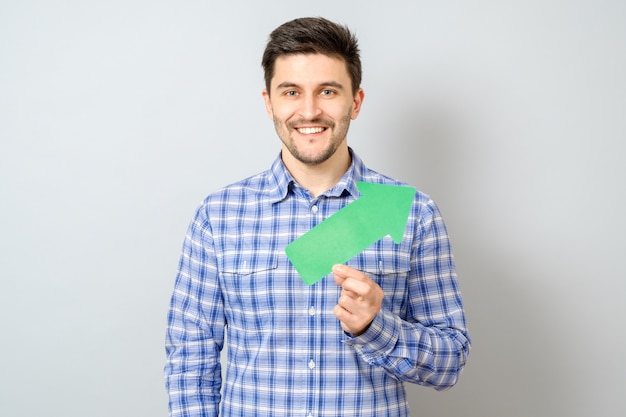 Man met pijl naar rechts en omhoog wijst