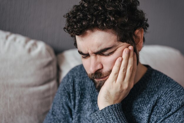Man met pijn lijdt aan tandpijn Tandpijn op tanden Tandarts
