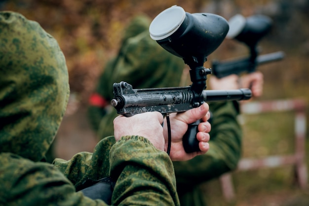 Man met pistool spelen op paintball. Buitenshuis