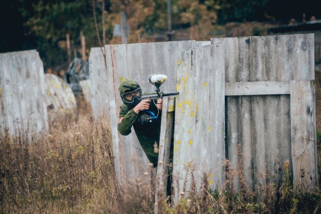 Man met pistool spelen op paintball. Buitenshuis