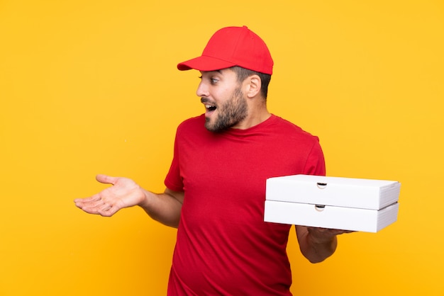 Man met pizza's dozen over geïsoleerde muur