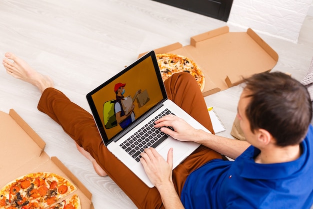 man met pizza thuis tijdens quarantaine