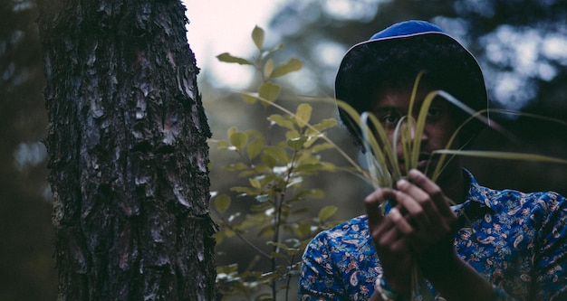 Man met planten in het bos