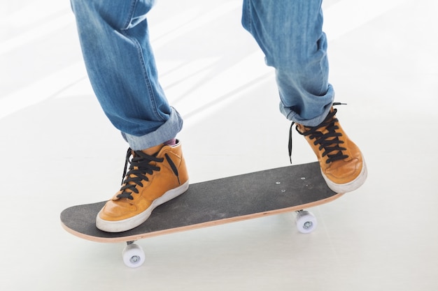 Man met plezier op zijn skateboard