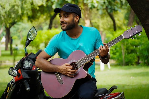 Man met rode gitaar afbeelding