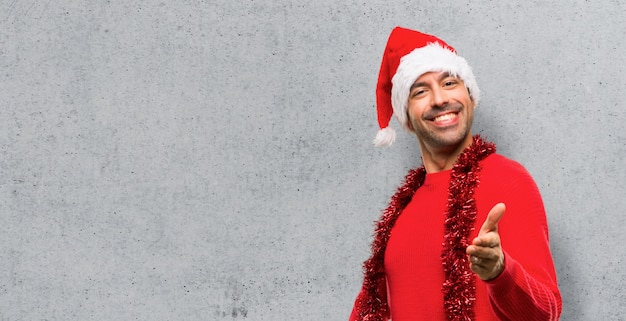 Man met rode kleren vieren de kerstvakantie handen schudden voor het sluiten van een goede d