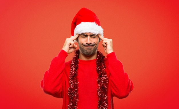 Man met rode kleren vieren de kerstvakantie ongelukkig en gefrustreerd met someth