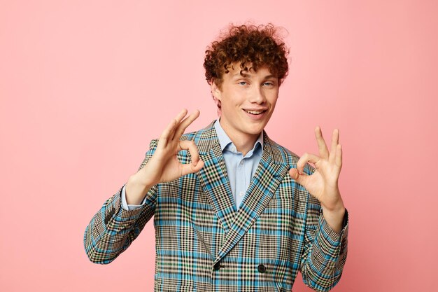 Foto man met rood krullend haar geruite blazer elegante stijl poseert mode geïsoleerde achtergrond onveranderde persoon