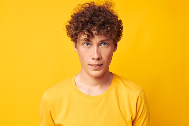 Man met rood krullend haar jeugd stijl studio vrijetijdskleding geïsoleerde achtergrond ongewijzigd