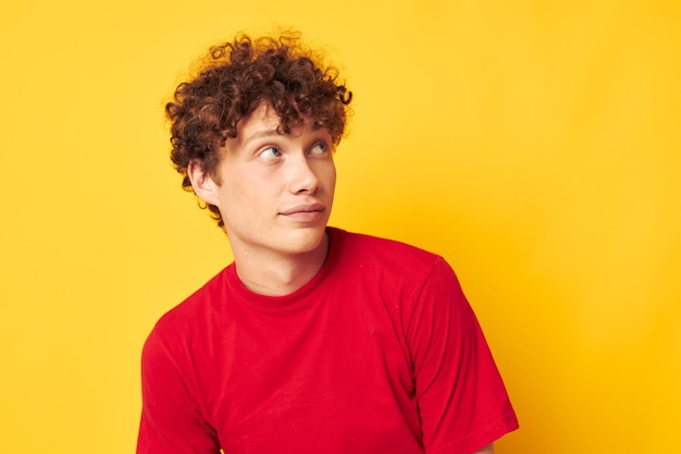 Man met rood krullend haar zomerstijl mode poseren gele achtergrond ongewijzigd