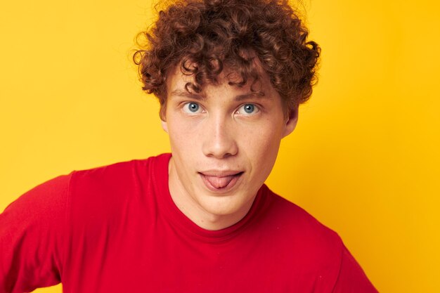 Man met rood krullend haar zomerstijl mode poseren gele achtergrond ongewijzigd