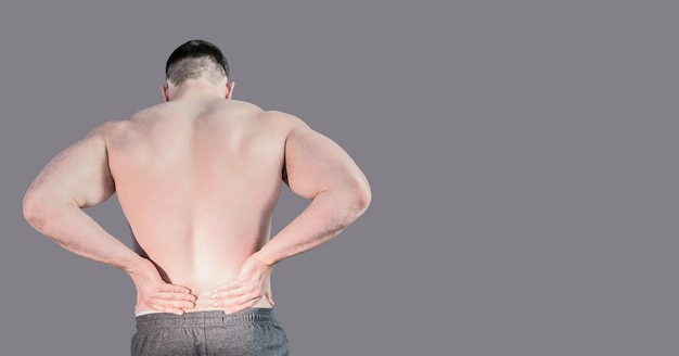 Man met rugpijn met lege grijze achtergrond