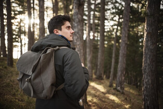 Man met rugzak in het bos