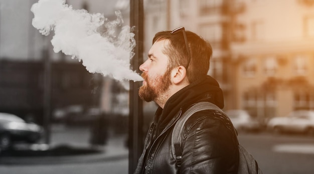 Man met rugzak rookt in de stad