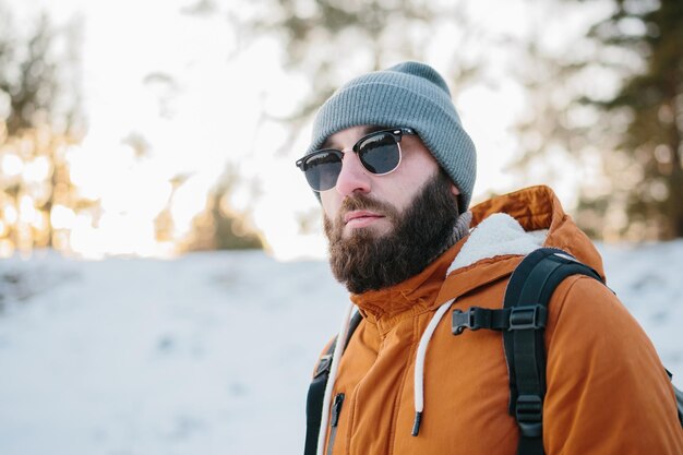 Man met rugzak wandelen in de bergen Koud weer sneeuw op heuvels WinterwandelenxA