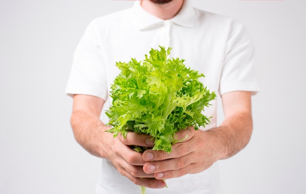 Man met salades close-up