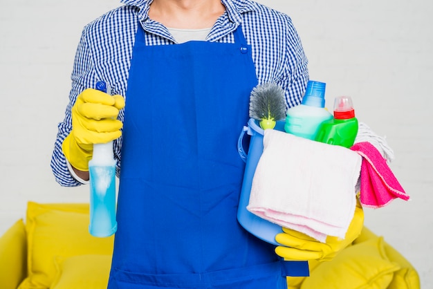 Man met schoonmaakmiddelen