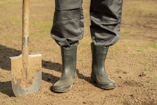 Foto man met schop nadert op braakliggend land in de tuin