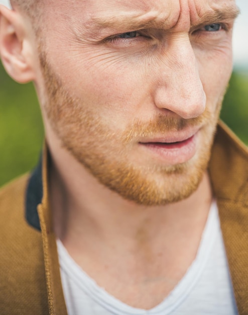 Man met serieus gezicht en brute stijl close-up portret van ernstige hete kerel barbershop reclame sh