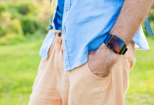 Man met slim horloge met handen in zijn zakken