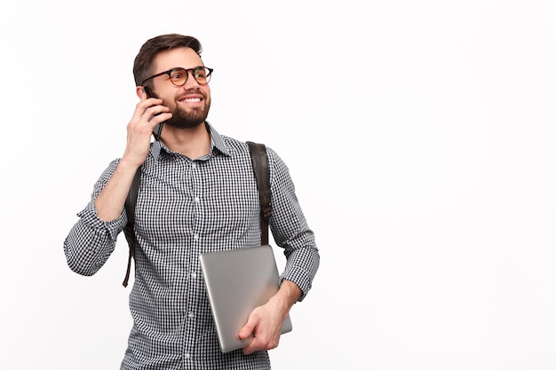 Man met smartphone en laptop