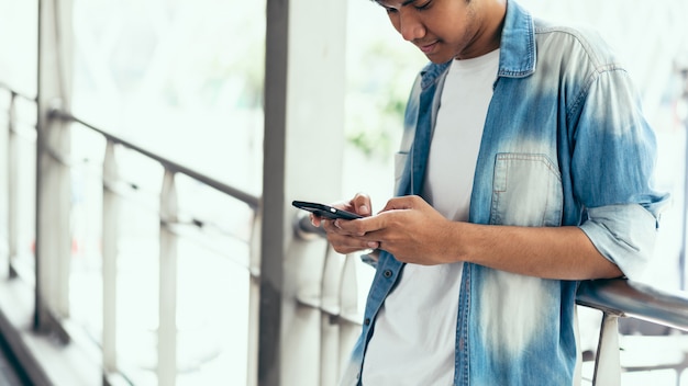 Man met smartphone, tijdens de vrije tijd. Het concept van het gebruik van de telefoon is essentieel in het dagelijks leven.