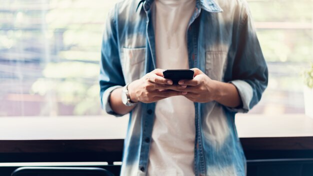 Man met smartphone, tijdens de vrije tijd