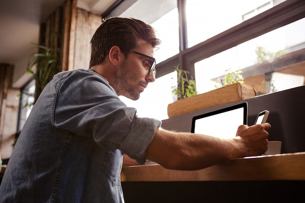 Man met smartphone zitten