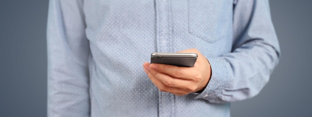Man met smartphoneapparaat en scherm aan te raken