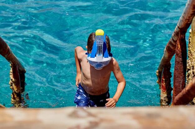 Man met snorkel masker tuba en snorkel in zee. snorkelen, zwemmen, vakantie.