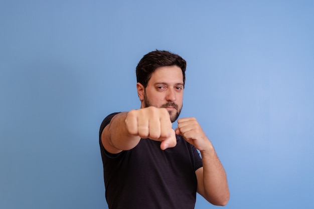 Man met strijdgebaar op blauw