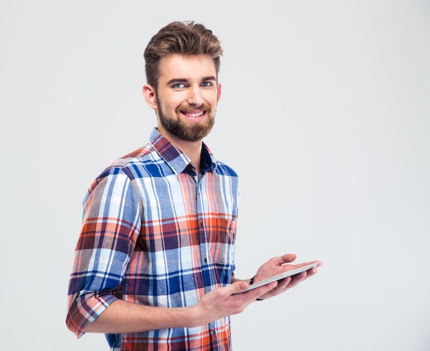 Man met tablet-computer en front te kijken